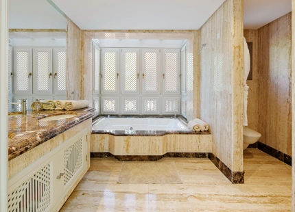 ÁTICO DÚPLEX DE LUJO EN UNA COMUNIDAD EN PRIMERA LÍNEA DE PLAYA EN LA MORERA, MARBELLA ESTE