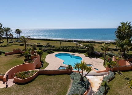 ÁTICO DÚPLEX DE LUJO EN UNA COMUNIDAD EN PRIMERA LÍNEA DE PLAYA EN LA MORERA, MARBELLA ESTE