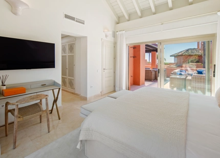 ÁTICO DÚPLEX DE LUJO EN UNA COMUNIDAD EN PRIMERA LÍNEA DE PLAYA EN LA MORERA, MARBELLA ESTE