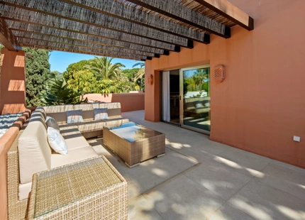 ÁTICO DÚPLEX DE LUJO EN UNA COMUNIDAD EN PRIMERA LÍNEA DE PLAYA EN LA MORERA, MARBELLA ESTE