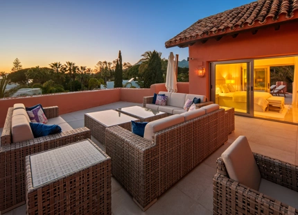 ÁTICO DÚPLEX DE LUJO EN UNA COMUNIDAD EN PRIMERA LÍNEA DE PLAYA EN LA MORERA, MARBELLA ESTE