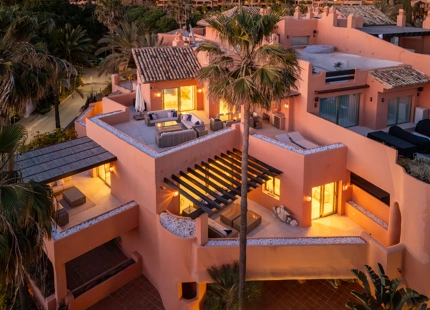 ÁTICO DÚPLEX DE LUJO EN UNA COMUNIDAD EN PRIMERA LÍNEA DE PLAYA EN LA MORERA, MARBELLA ESTE