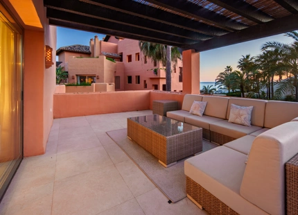 ÁTICO DÚPLEX DE LUJO EN UNA COMUNIDAD EN PRIMERA LÍNEA DE PLAYA EN LA MORERA, MARBELLA ESTE