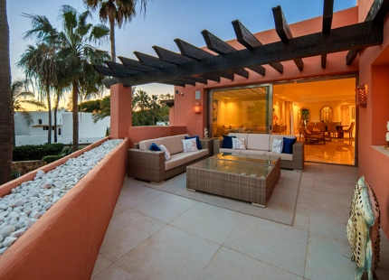 ÁTICO DÚPLEX DE LUJO EN UNA COMUNIDAD EN PRIMERA LÍNEA DE PLAYA EN LA MORERA, MARBELLA ESTE