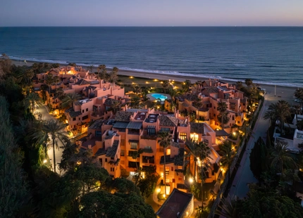 ÁTICO DÚPLEX DE LUJO EN UNA COMUNIDAD EN PRIMERA LÍNEA DE PLAYA EN LA MORERA, MARBELLA ESTE