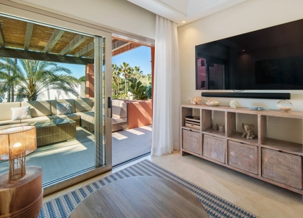 ÁTICO DÚPLEX DE LUJO EN UNA COMUNIDAD EN PRIMERA LÍNEA DE PLAYA EN LA MORERA, MARBELLA ESTE