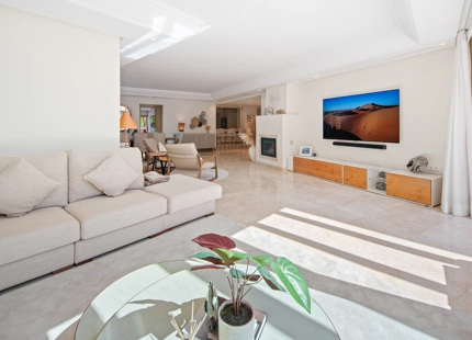 ÁTICO DÚPLEX DE LUJO EN UNA COMUNIDAD EN PRIMERA LÍNEA DE PLAYA EN LA MORERA, MARBELLA ESTE