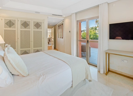 ÁTICO DÚPLEX DE LUJO EN UNA COMUNIDAD EN PRIMERA LÍNEA DE PLAYA EN LA MORERA, MARBELLA ESTE