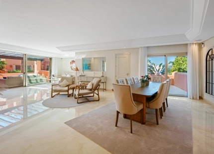 ÁTICO DÚPLEX DE LUJO EN UNA COMUNIDAD EN PRIMERA LÍNEA DE PLAYA EN LA MORERA, MARBELLA ESTE