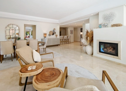 ÁTICO DÚPLEX DE LUJO EN UNA COMUNIDAD EN PRIMERA LÍNEA DE PLAYA EN LA MORERA, MARBELLA ESTE