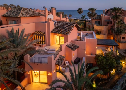 ÁTICO DÚPLEX DE LUJO EN UNA COMUNIDAD EN PRIMERA LÍNEA DE PLAYA EN LA MORERA, MARBELLA ESTE