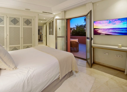 ÁTICO DÚPLEX DE LUJO EN UNA COMUNIDAD EN PRIMERA LÍNEA DE PLAYA EN LA MORERA, MARBELLA ESTE