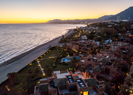 ÁTICO DÚPLEX DE LUJO EN UNA COMUNIDAD EN PRIMERA LÍNEA DE PLAYA EN LA MORERA, MARBELLA ESTE