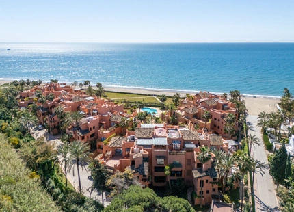 ÁTICO DÚPLEX DE LUJO EN UNA COMUNIDAD EN PRIMERA LÍNEA DE PLAYA EN LA MORERA, MARBELLA ESTE