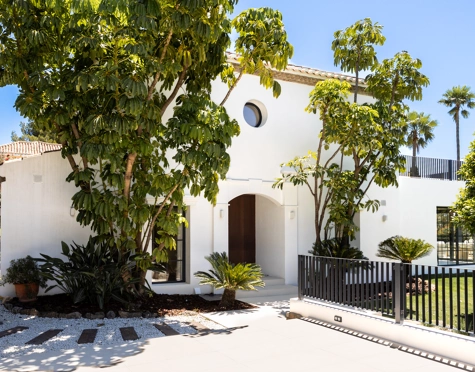 Villa for sale in Los Altos del Paraiso, Estepona