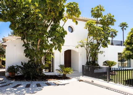 ENCANTADORA VILLA DE 4 DORMITORIOS CON IMPRESIONANTES VISTAS EN EL PARAÍSO ALTO, BENAHAVÍS