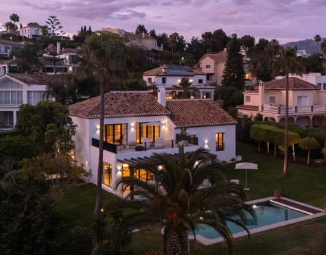 Villa for sale in Los Altos del Paraiso, Estepona