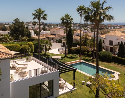Villa for sale in Los Altos del Paraiso, Estepona
