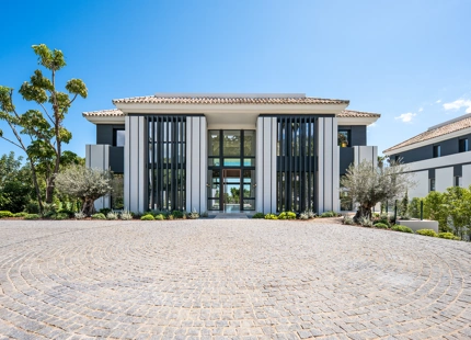 VILLA DE LUJO DE 6 DORMITORIOS CON AMPLIA PARCELA EN MARBELLA