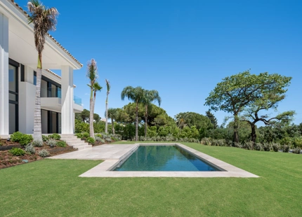VILLA DE LUJO DE 6 DORMITORIOS CON AMPLIA PARCELA EN MARBELLA