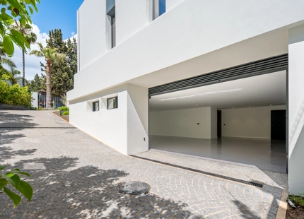VILLA DE LUJO DE 6 DORMITORIOS CON AMPLIA PARCELA EN MARBELLA