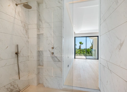VILLA DE LUJO DE 6 DORMITORIOS CON AMPLIA PARCELA EN MARBELLA