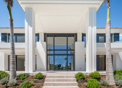 VILLA DE LUJO DE 6 DORMITORIOS CON AMPLIA PARCELA EN MARBELLA