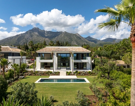 LUXURY 6-BEDROOM VILLA WITH EXPANSIVE PLOT IN MARBELLA