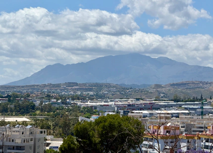 # Villa Independiente en Nueva Andalucía - Oportunidad Única