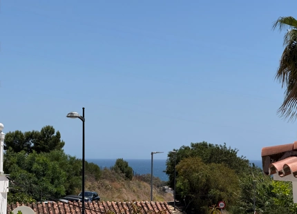 # Villa Independiente en Nueva Andalucía - Oportunidad Única