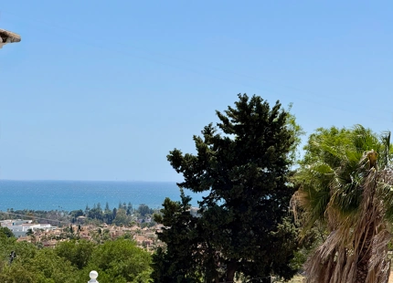 # Villa Independiente en Nueva Andalucía - Oportunidad Única