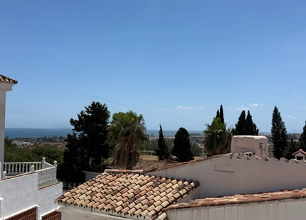 # Villa Independiente en Nueva Andalucía - Oportunidad Única