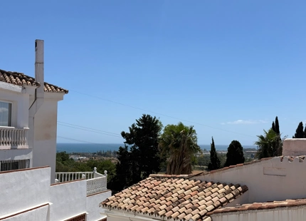 # Villa Independiente en Nueva Andalucía - Oportunidad Única