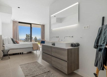 VILLA EN PRIMERA LÍNEA DE GOLF CON VISTAS AL MAR, A LA MONTAÑA Y AL CAMPO DE GOLF EN LA ALQUERÍA, BENAHAVÍS