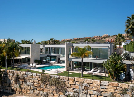 VILLA EN PRIMERA LÍNEA DE GOLF CON VISTAS AL MAR, A LA MONTAÑA Y AL CAMPO DE GOLF EN LA ALQUERÍA, BENAHAVÍS