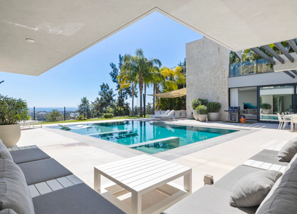 VILLA EN PRIMERA LÍNEA DE GOLF CON VISTAS AL MAR, A LA MONTAÑA Y AL CAMPO DE GOLF EN LA ALQUERÍA, BENAHAVÍS