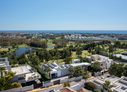 VILLA EN PRIMERA LÍNEA DE GOLF CON VISTAS AL MAR, A LA MONTAÑA Y AL CAMPO DE GOLF EN LA ALQUERÍA, BENAHAVÍS