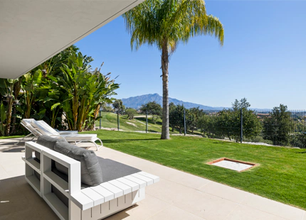 VILLA EN PRIMERA LÍNEA DE GOLF CON VISTAS AL MAR, A LA MONTAÑA Y AL CAMPO DE GOLF EN LA ALQUERÍA, BENAHAVÍS