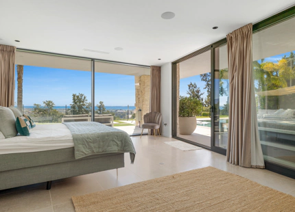 VILLA EN PRIMERA LÍNEA DE GOLF CON VISTAS AL MAR, A LA MONTAÑA Y AL CAMPO DE GOLF EN LA ALQUERÍA, BENAHAVÍS