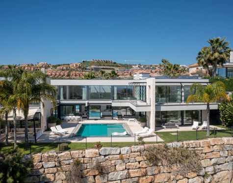 FRONTLINE GOLF VILLA WITH SEA, MOUNTAIN AND GOLF VIEWS IN LA ALQUERÍA, BENAHAVÍS