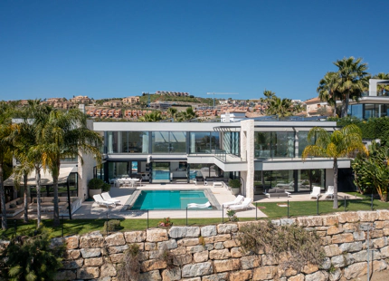 VILLA EN PRIMERA LÍNEA DE GOLF CON VISTAS AL MAR, A LA MONTAÑA Y AL CAMPO DE GOLF EN LA ALQUERÍA, BENAHAVÍS