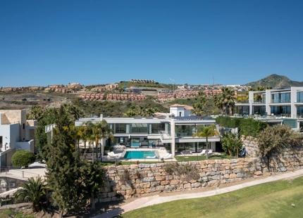 VILLA EN PRIMERA LÍNEA DE GOLF CON VISTAS AL MAR, A LA MONTAÑA Y AL CAMPO DE GOLF EN LA ALQUERÍA, BENAHAVÍS