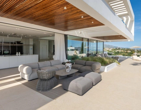 Villa for sale in El Herrojo, Benahavis