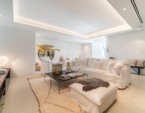 Villa for sale in El Herrojo, Benahavis