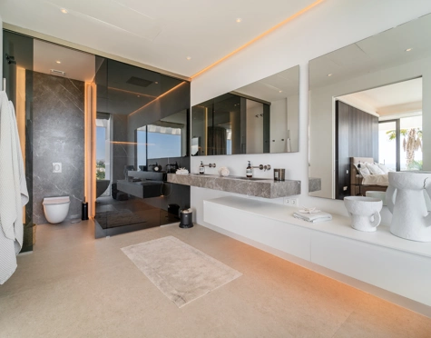 Villa for sale in El Herrojo, Benahavis