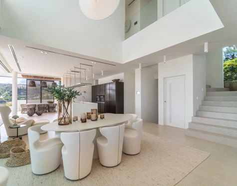 Villa for sale in El Herrojo, Benahavis