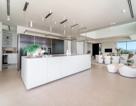 Villa for sale in El Herrojo, Benahavis