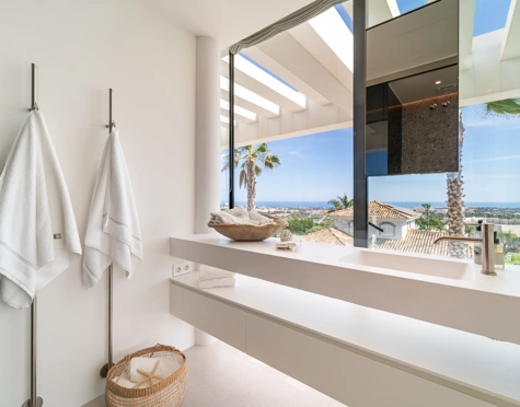 Villa for sale in El Herrojo, Benahavis