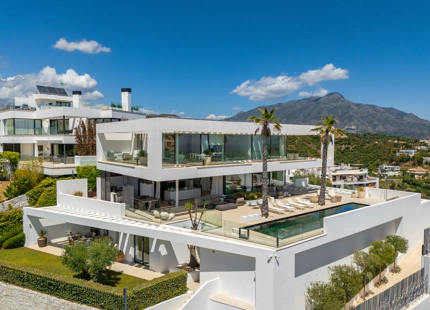 VILLA DE LUJO EXCEPCIONAL CON INCREÍBLES ZONAS EXTERIORES EN EL HERROJO, BENAHAVÍS