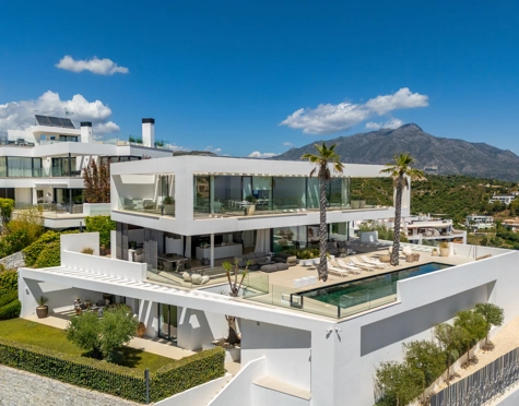 Villa for sale in El Herrojo, Benahavis
